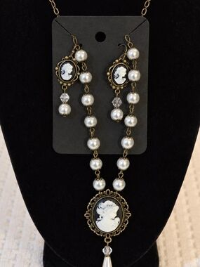 Vintage-Inspired Black and White Cameo Faux Pearl Necklace & Earring Set